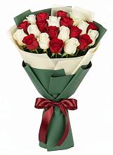 Букет Микс из красных и белых роз в Бурукшуне