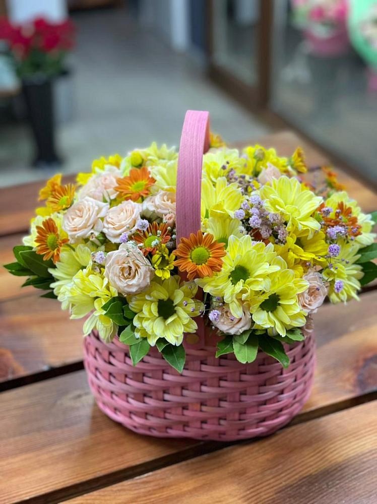 Цветочная композиция из Хризантемы и Розы в корзине в Бурукшуне